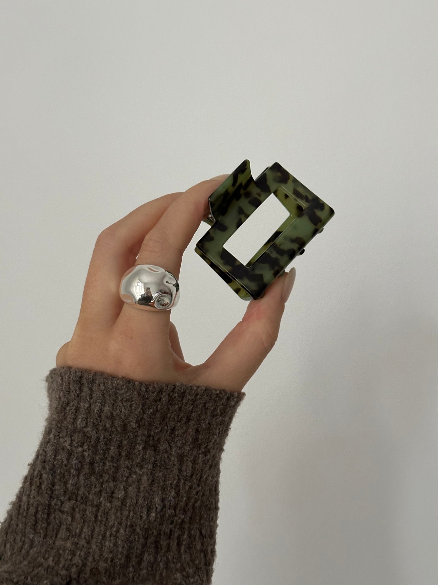 JOSEFIN CLIP in green leo